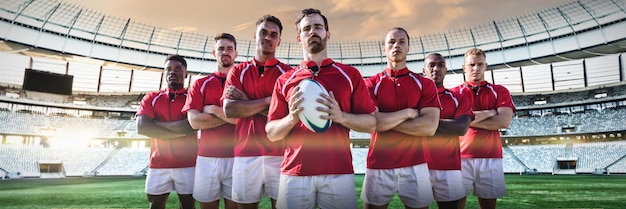 Immagine composita di diversi giocatori di rugby sul campo