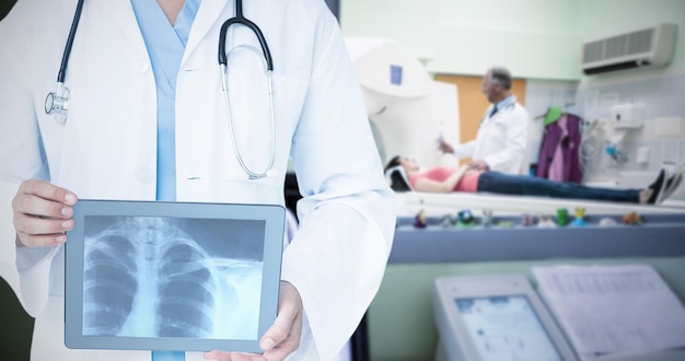 Составное изображение врача, смотрящего на рентгеновский снимок на планшете