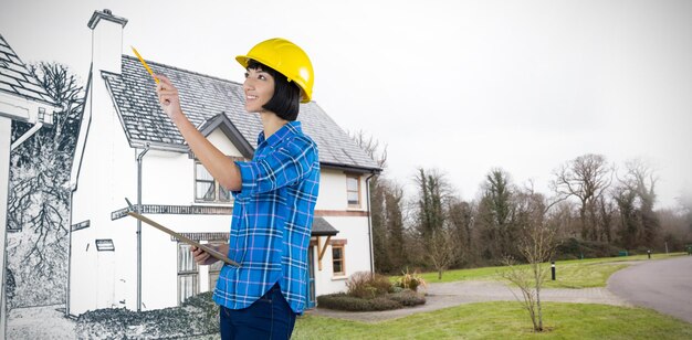 Immagine composita dell'architetto donna che tiene appunti e gesticola contro uno sfondo grigio