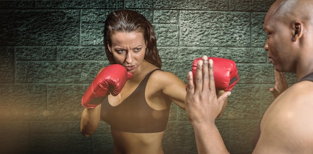 Составное изображение женщины-боксера, тренирующейся с тренером