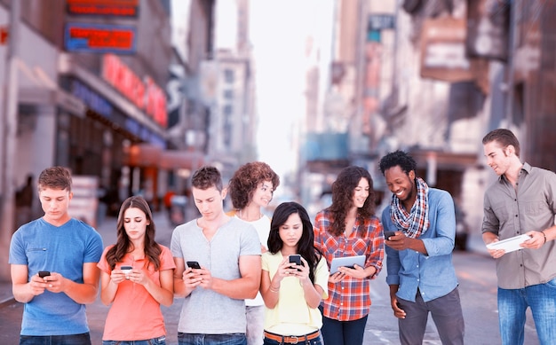 Составное изображение четырех человек, стоящих рядом друг с другом и отправляющих текстовые сообщения на свои телефоны.