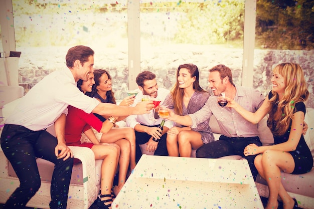 Составное изображение группы друзей тостов и напитков