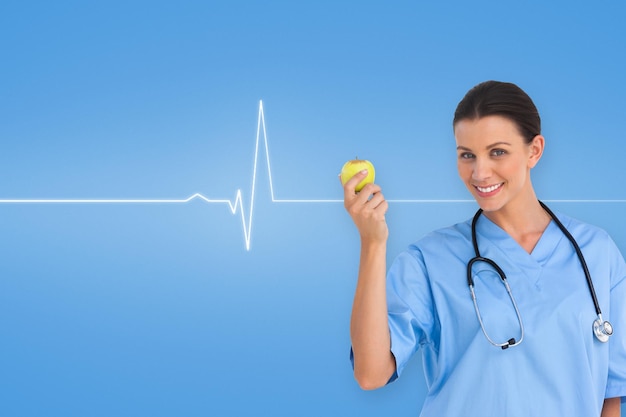 Составное изображение счастливого хирурга, держащего яблоко и улыбающегося в камеру
