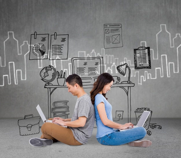 Составное изображение счастливой молодой пары, использующей ноутбук, сидя спиной к спине
