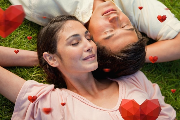 Foto immagine composita di un uomo e di una donna sdraiata testa a spalla con il braccio dietro il collo