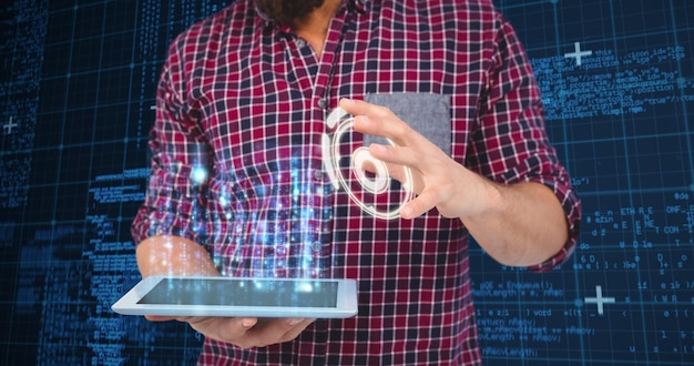 Foto immagine composita della sezione centrale dell'uomo che gesticola tenendo la tavoletta digitale