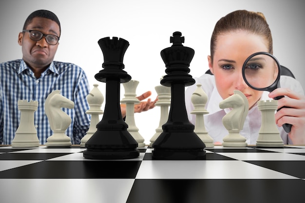 写真 ビネットで白い背景にチェス盤を持つビジネス人々 の合成画像