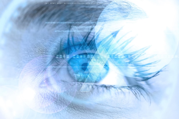 Фото Композитное изображение крупным планом женского голубого глаза на фоне треугольного дизайна