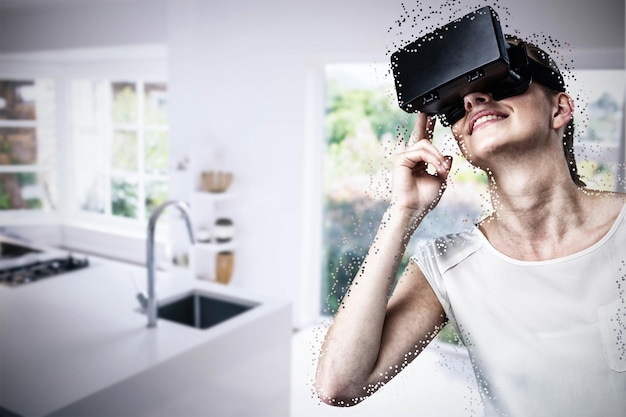 Фото Составное изображение низкого угла зрения женщины, использующей гарнитуру виртуальной реальности