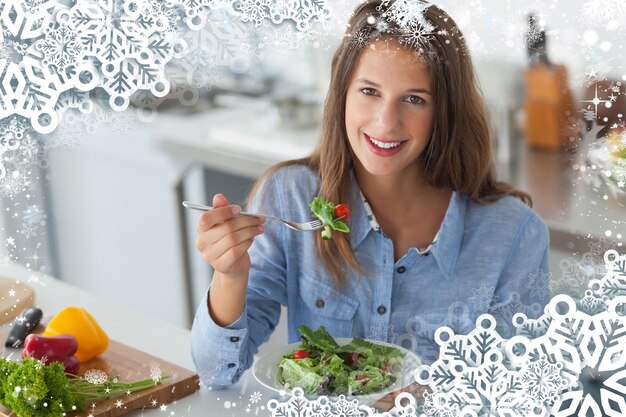 Фото Составное изображение красивой женщины, которая ест салат на фоне снега