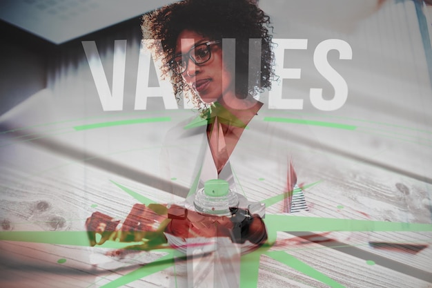 Фото Составное изображение ценностей на фоне серых деревянных досок, созданных в цифровом виде