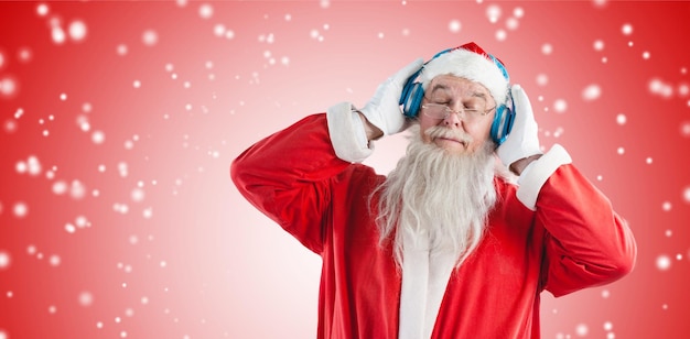 Составное изображение санта-клауса, слушающего музыку в наушниках с закрытыми глазами