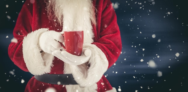 빨간 컵을 들고 있는 산타의 합성 이미지