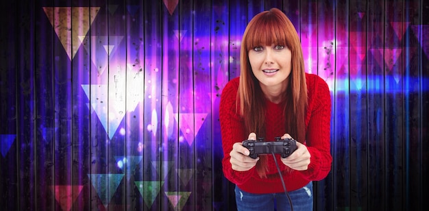 Составное изображение улыбающейся хипстерской женщины, играющей в видеоигры