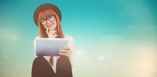 Составное изображение улыбающейся женщины-хипстера, использующей свой планшет