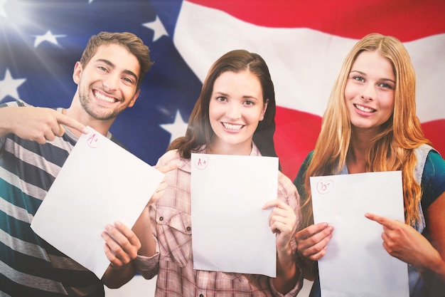 Foto immagine composita di studenti sorridenti che mostrano i loro esami