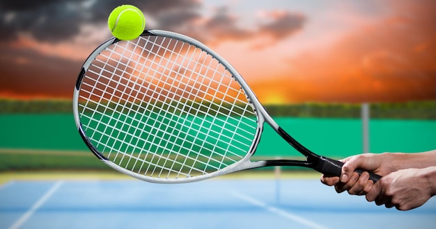 Составное изображение теннисиста, играющего в теннис с ракеткой