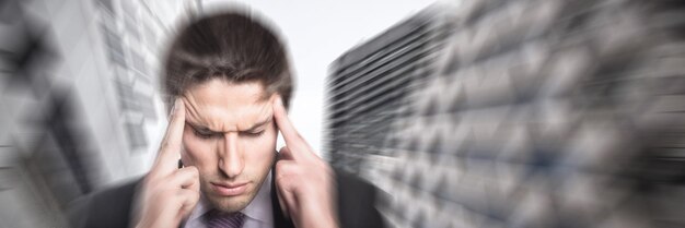 Составное изображение напряженного бизнесмена, страдающего от головной боли
