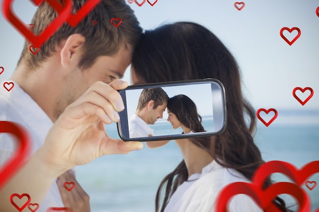 Foto immagine composita della coppia di san valentino che si fa un selfie