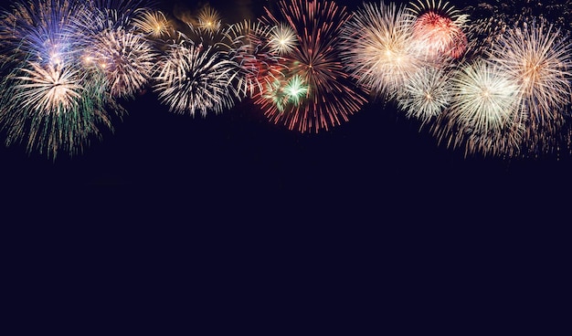 Foto composito di più esplosioni di fuochi d'artificio contro il cielo blu scuro con spazio di copia per le celebrazioni di capodanno o del giorno dell'indipendenza