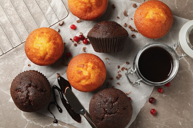 Foto compositie met heerlijke muffins, bessen, chocolade en bakpapier