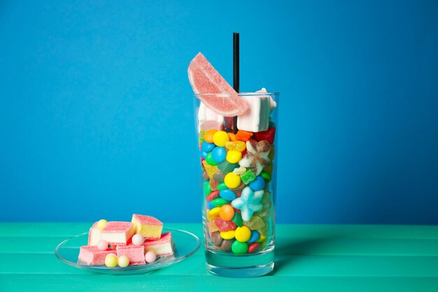 Compositie met smakelijke snoepjes op een kleurige achtergrond
