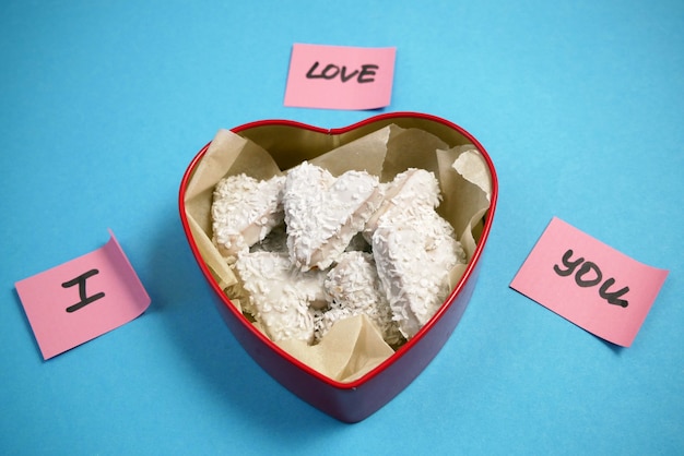 Compositie met versierde hartvormige koekjes in doos met leuke papieren stickers