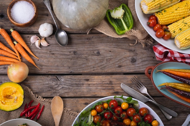 Compositie van herfst halloween voedsel oogst met kopie ruimte op houten achtergrond. herfst, halloween traditie, eten, koken en viering concept.