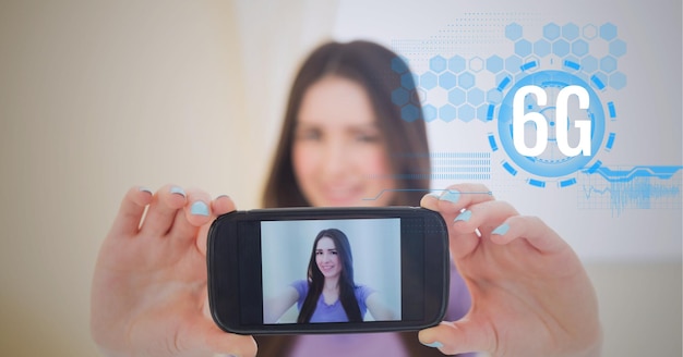 Композиция из текста 6g и обработка данных над женщиной, держащей смартфон с изображением себя