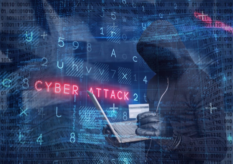 Photo ラップトップを使用したフード内のハッカーに対するバイナリコーディングとサイバー攻撃警告テキストの構成