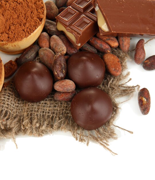 흰색으로 분리된 초콜릿 과자와 코코아의 구성