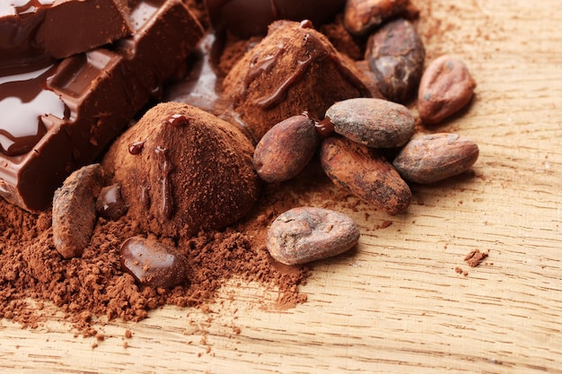 Foto composizione di dolci al cioccolato cacao e spezie su fondo di legno