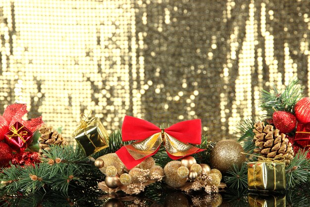 金色の背景にクリスマスの装飾の構成