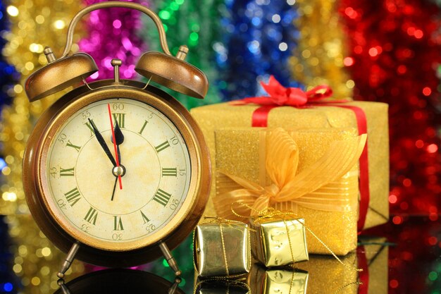 明るい背景の時計とクリスマスの装飾の構成