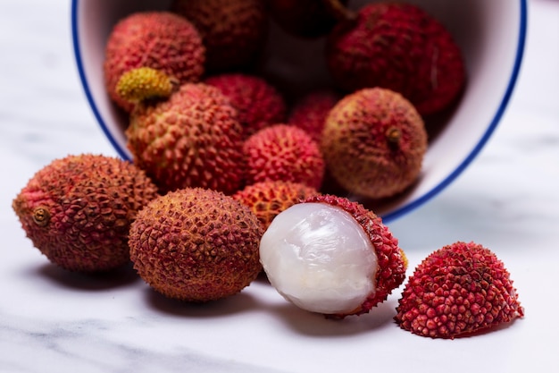 Foto composizione di deliziosi litchi esotici