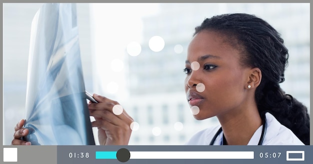ビデオ再生インターフェース画面での女医の構図