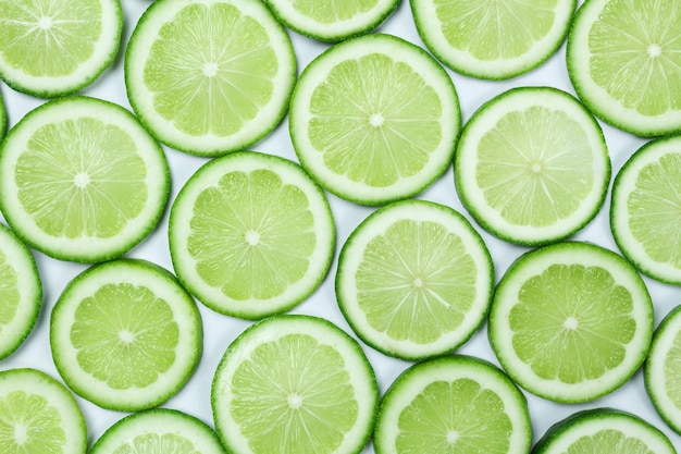 Композиция из свежих зеленых ломтиков лимона