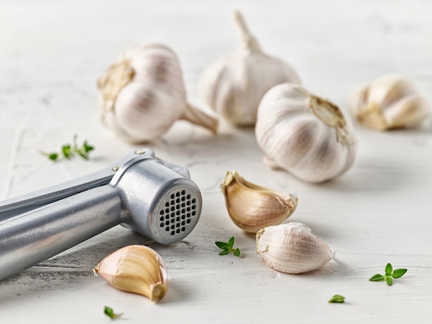 Composizione di aglio e spezie sul tavolo da cucina bianco