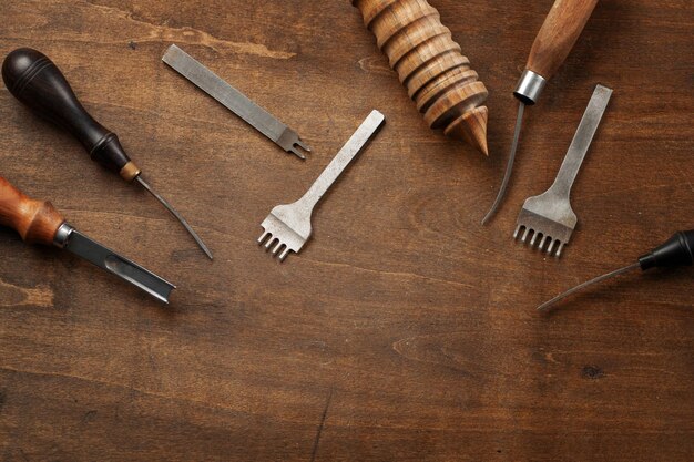 Foto composizione degli strumenti per la lavorazione del cuoio il processo di fabbricazione di articoli in cuoio