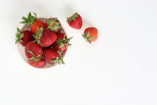 Foto composizione di un grande gruppo di bacche rosse succose fragole più dolci e più belle sdraiato su sfondo bianco fragola fresca carta da parati bacche fresche biologiche macro sfondo di frutta