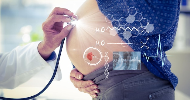 의료 데이터 처리가 있는 화면으로 임신한 여성의 배를 만지는 남성 의사의 구성