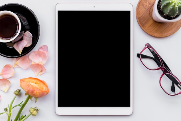 Foto composizione del moderno tablet con caffè e fiori