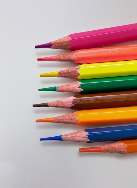 Создана композиция из разноцветных карандашей на белом фоне