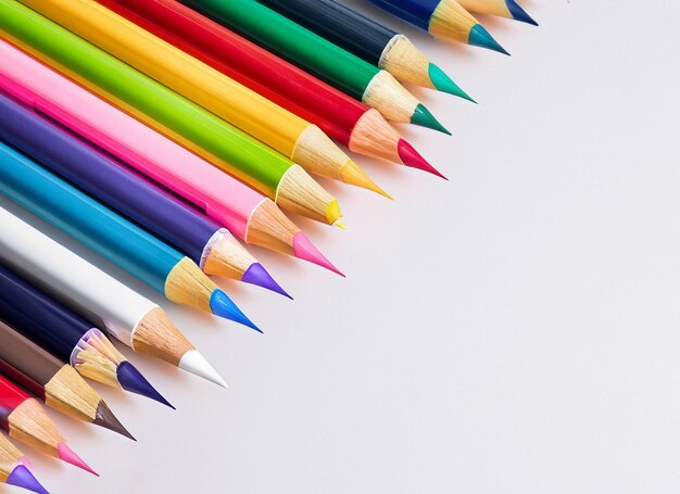 Создана композиция из разноцветных карандашей на белом фоне