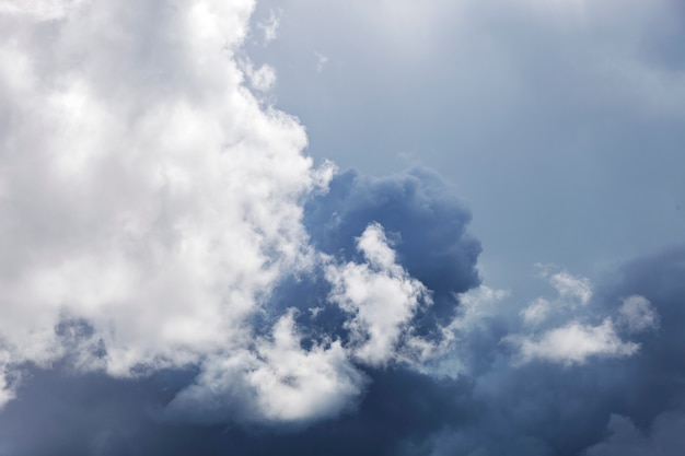 空の自然の雲の組成