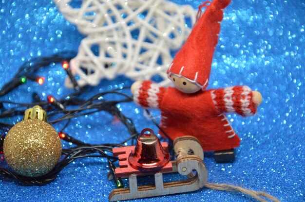 Foto composizione di giocattoli di capodanno e natale sullo sfondo della festa.