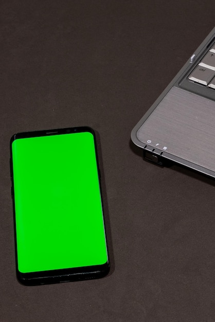 녹색 화면이 있는 모바일이 있는 컴포지션 노트북