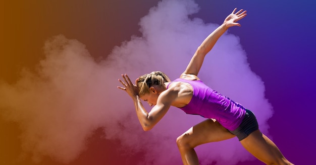 Фото Состав спортивной женщины, перебегающей дым на красочном фоне