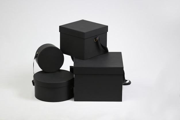 Фото Композиция из черных пустых квадратных подарочных картонных упаковочных коробок с закрытыми крышками