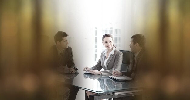회의를 갖는 사무실에서 사업가와 여성의 구성